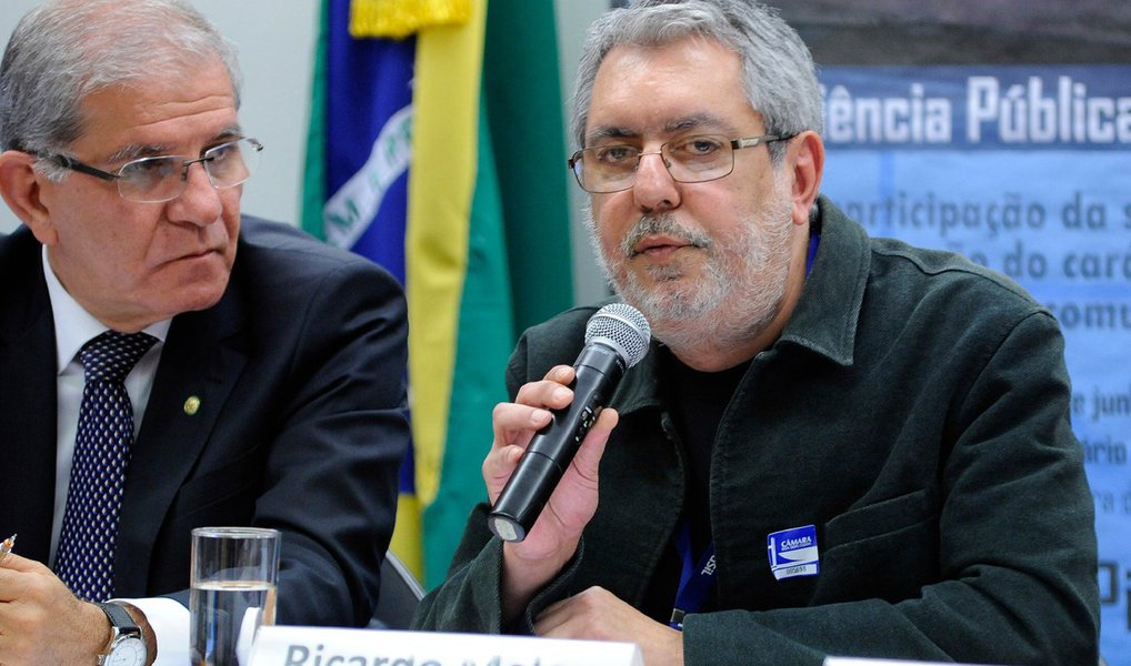 A audiência pública realizada nesta terça (21) na Câmara sobre o desmonte da EBC pelo governo interino de Michel Temer gerou bate-boca; de um lado, dirigentes e funcionários da empresa pública. Do outro, deputados da base de Temer; Ricardo Melo, diretor-presidente da EBC, chamou a tentativa de mudanças na empresa de "golpe" e criticou as tentativas de se atribuir as intenções de fechar a TV Brasil, um dos braços da EBC, à audiência quase inexistente e destacou que, fosse assim, outros órgãos de comunicação privados deveriam ter decretado falência há tempos