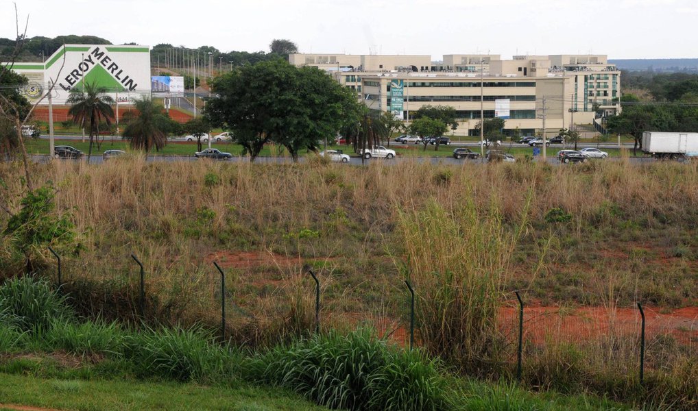 O Parque Ecológico Ezechias Heringer, no Guará, poderá ganhar mais hectares preservados, se um projeto apresentado pelo Executivo receber o aval da Câmara Legislativa; a proposta aumenta a área do parque de 306,44 hectares para 344,95 hectares; além da ampliação, altera as poligonais, o que retirará dele um terreno de 11,08 hectares, degradado, mas de alto valor imobiliário, ao lado do Park Shopping; com a venda desse espaço, o governo estima arrecadar R$ 300 milhões; a proposição faz parte do conjunto de 11 projetos enviados à Câmara Legislativa para aumentar a arrecadação e, assim, viabilizar o pagamento de reajustes a servidores de 32 categoria