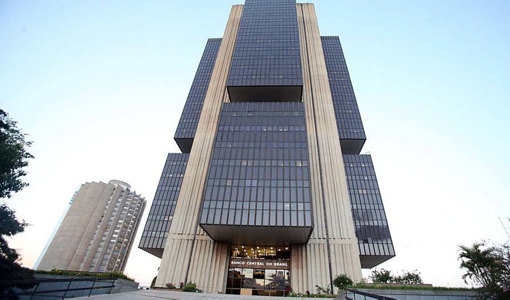 Comitê Política Monetária (Copom) do Banco Central se reúne nesta semana e a expectativa do mercado é que haja, pela primeira vez em quatro anos, uma redução na taxa básica de juros da economia, que hoje está 14,25% ao ano, a maior do mundo; maioria dos economistas dos bancos aposta em um corte da taxa Selic; parte prevê queda de 0,25 ponto percentual e outra parcela apostando que o BC poderá ser mais agressivo e baixar os juros para 13,75% ao ano, redução de 0,5 ponto percentual; anúncio deve ser feito na quarta-feira, 19