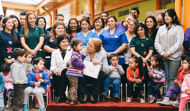 Para a presidente do Chile, a "municipalização da educação, deixada como herança pela ditadura, condenou os meninos e meninas à pobreza"; mudança faz parte do processo de melhoria e gratuidade da educação no país, uma das principais promessas de campanha de Michelle Bachelet; "Hoje estamos cumprindo [o que fora prometido ao] Chile, estamos completando a construção institucional de um sistema educativo inclusivo e de qualidade", disse a presidente