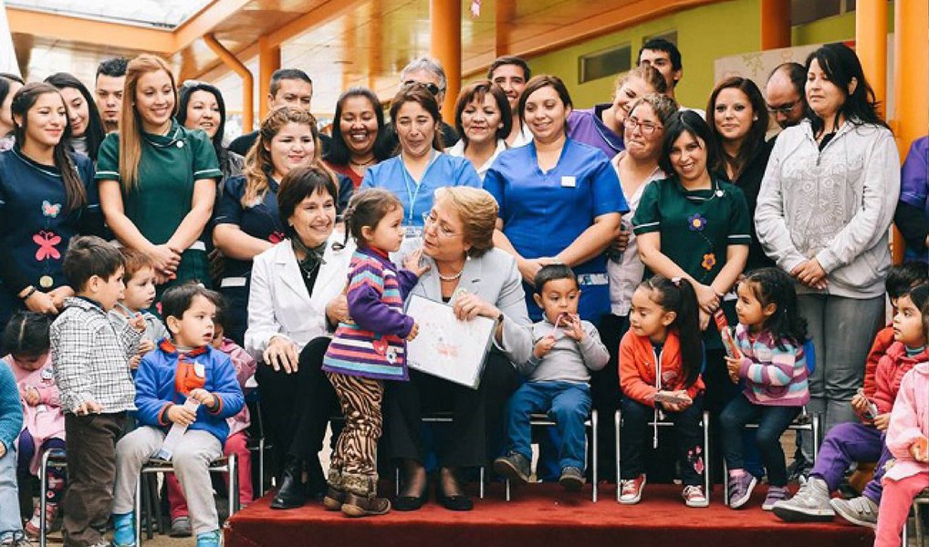 Para a presidente do Chile, a "municipalização da educação, deixada como herança pela ditadura, condenou os meninos e meninas à pobreza"; mudança faz parte do processo de melhoria e gratuidade da educação no país, uma das principais promessas de campanha de Michelle Bachelet; "Hoje estamos cumprindo [o que fora prometido ao] Chile, estamos completando a construção institucional de um sistema educativo inclusivo e de qualidade", disse a presidente