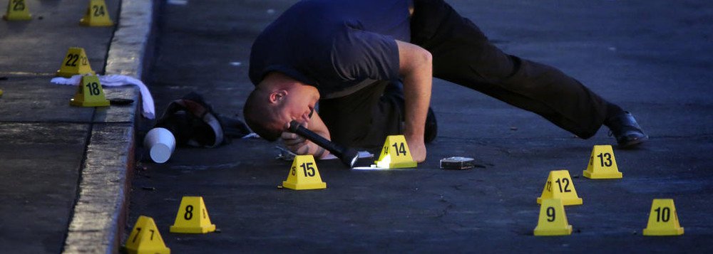 Um tiroteio na cidade de San Bernardino, no Estado norte-americano da Califórnia, deixou até 14 mortos e cerca de 14 feridos, informou a polícia nesta quarta (2); até três pessoas entraram em um edifício e começaram a atirar, segundo a polícia