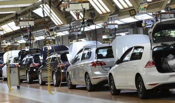 Retração no setor automotivo em função da crise econômica deverá resultar em uma perda de arrecadação da ordem de R$ 16 bilhões para o governo federal, segundo estimativas da Associação Nacional de Fabricantes de Veículos Automotores (Anfavea); "Para se ter uma ideia, esse valor representa metade do que o governo espera arrecadar com a volta da CPMF em 2016", afirmou o presidente da entidade, Luiz Moan; ele também defendeu os incentivos fiscais concedidos pelo governo ao setor: "Cada ponto de redução de imposto é repassado para o consumidor", afirmou