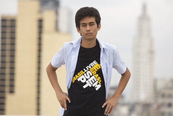 "O rapazote que é promovido pela mídia como grande ideólogo 'coxinha', Kim Kataguiri, expôs hoje na Folha a desfaçatez típica do pensamento nazistóide, que encara a população como uma massa a ser impiedosamente manobrada como ferramenta de seus interesses políticos", diz Fernando Brito, editor do Tijolaço; Ele defendeu – como seus líderes do PSDB fizeram ontem – que os deputados entrem de férias, deixando parado o processo de impeachment, para que, neste tempo 'a população (…) possa sentir as consequências da crise'