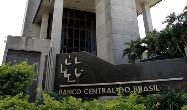 Economistas consultados pela pesquisa Focus do Banco Central passaram a ver a taxa básica de juros menor, mas sem melhorar suas visões sobre a atividade econômica; as projeções para a alta do IPCA em 2017 recuaram a 4,71%, frente aos 4,80% até então, marcando a terceira semana de queda nas contas; para 2018, foram mantidas as estimativas em 4,50%