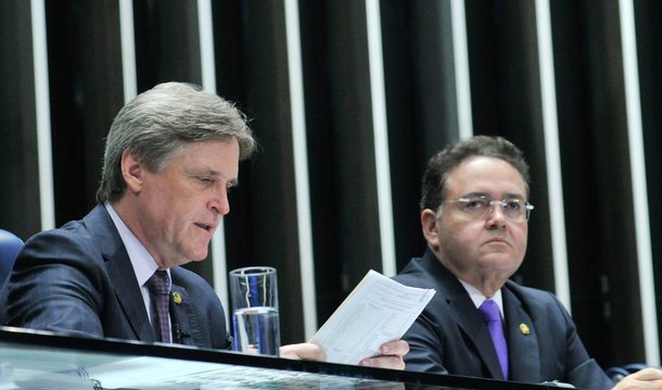 O parecer do Tribunal de Contas da União (TCU), que recomenda a rejeição das contas do governo federal de 2014, foi lido no plenário do Senado nesta terça (20); o documento foi lido pelo senador Dário Berger (PSDB-SC), que presidia a sessão no momento; após a leitura em plenário, o parecer será enviado à Comissão Mista de Orçamento (CMO), que terá um prazo máximo de 77 dias para analisá-lo e devolve-lo ao Senado