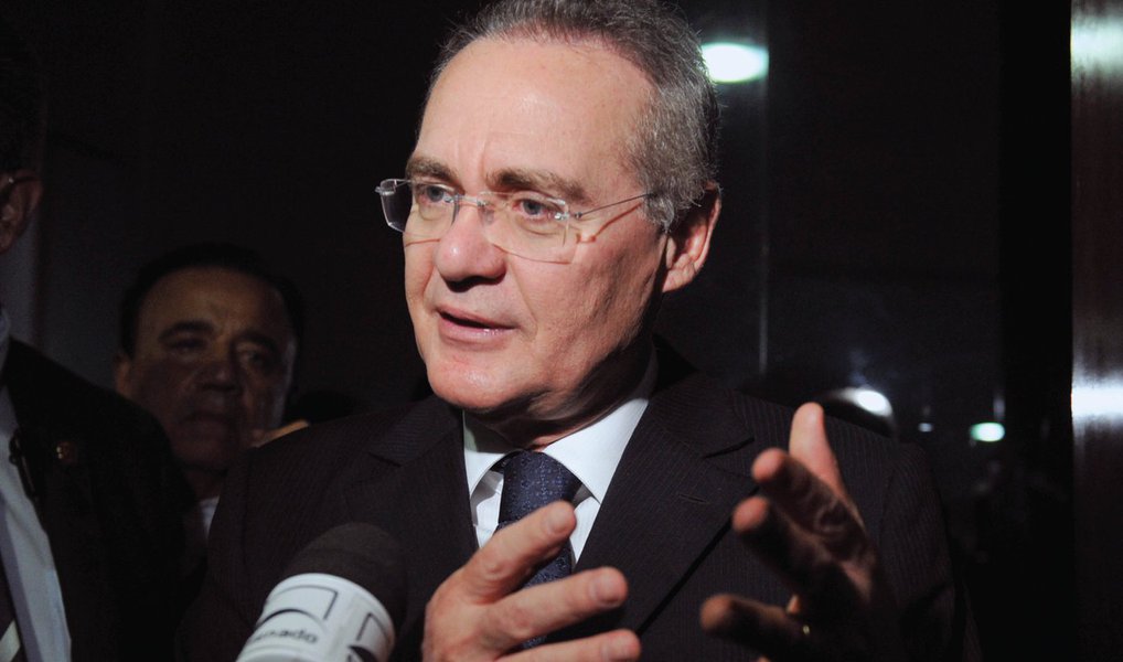 O presidente do Congresso, senador Renan Calheiros (PMDB-AL), leu nesta quarta (21) o despacho no qual abre prazo de 30 dias, prorrogáveis por mais 15, para que o governo apresente defesa na questão da rejeição das contas públicas no ano fiscal de 2014; ontem, o despacho já tinha sido lido no plenário do Senado comunicando o recebimento do acórdão do Tribunal de Contas da União (TCU) recomendando a rejeição das contas, mas a leitura não tratou da abertura de prazo de defesa