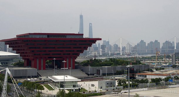 Novo Banco de Desenvolvimento do BRICS concederá um crédito equivalente a cerca de US$ 291 milhões para construção de uma usina eólica costeira no Golfo de Pinghai no município de Putian, província de Fujian; além disso, US$ 350 milhões serão investidos na construção e renovação de 1,5 mil quilômetros de rodovias no estado indiano de Madhya Pradesh; projetos foram apresentados na terça-feira (22) em Xangai, na China