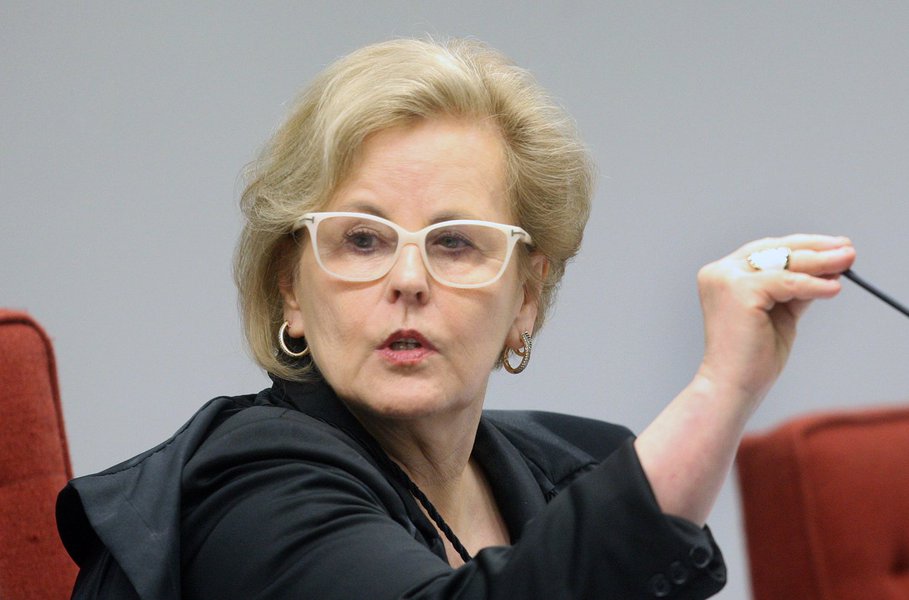 A ministra do Supremo Tribunal Federal (STF), Rosa Weber, mandou congelar parte do valor referente às multas do programa de repatriação do governo federal, atendendo ao pedido de 24 Estados; até esta semana o governo havia arrecado R$ 46,8 bilhões; caso vençam a disputa no STF, os governadores poderão abocanhar mais R$ 4 bilhões