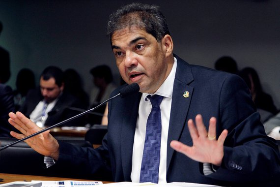 O que o diferencia o senador Hélio José, conhecido como Hélio Gambiarra, dos demais políticos é que, "na sua primariedade e total despreparo, consegue ser ainda pior do que seus semelhantes. É uma caricatura da velha política brasileira", descreve o jornalista Hélio Doyle, do Jornal de Brasília; para Doyle, o vídeo que mostra o parlamentar dizendo que a Secretaria do Patrimônio da União é dele e que se quiser coloca uma melancia para dirigi-la "só surpreendeu a quem não o conhece"