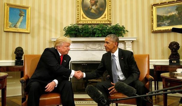 Presidente dos Estados Unidos, Barack Obama, e o presidente eleito, Donald Trump, discutiram nesta quinta-feira, 10, uma série de assuntos de política interna e externa na Casa Branca durante a primeira reunião entre eles desde a vitória eleitoral de Trump; em declarações a repórteres no Salão Oval, Obama disse que fará tudo o que puder para ajudar o republicano a ter sucesso quando assumir o cargo, em 20 de janeiro; Trump respondeu afirmando esperar mais reuniões com Obama 