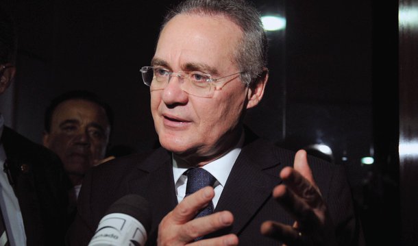 O presidente do Congresso, senador Renan Calheiros (PMDB-AL), leu nesta quarta (21) o despacho no qual abre prazo de 30 dias, prorrogáveis por mais 15, para que o governo apresente defesa na questão da rejeição das contas públicas no ano fiscal de 2014; ontem, o despacho já tinha sido lido no plenário do Senado comunicando o recebimento do acórdão do Tribunal de Contas da União (TCU) recomendando a rejeição das contas, mas a leitura não tratou da abertura de prazo de defesa