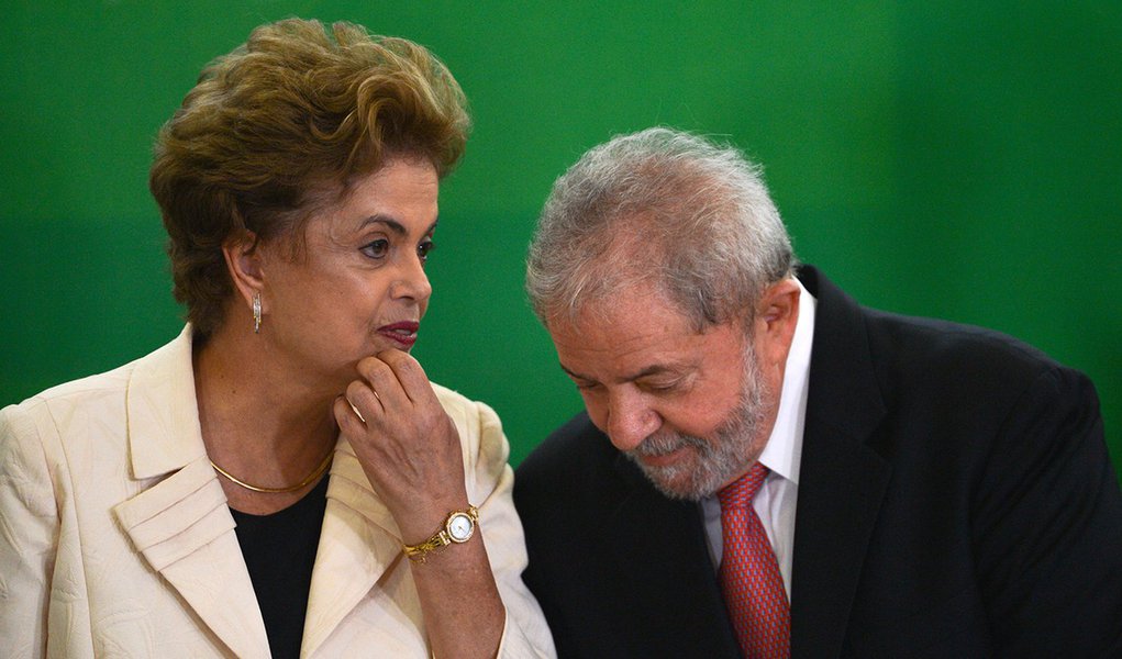 O Tribunal de Contas da União (TCU) determinou ao Palácio do Planalto que os presentes recebidos pelos presidentes da República sejam incorporados ao patrimônio da União desde a edição de um decreto de 2002; o texto regulamentou os critérios de preservação de acervos privados da Presidência da República e, de acordo com o TCU, foi interpretado equivocadamente; a determinação do órgão foi encaminhada à Secretaria de Administração da Presidência da República e ao Gabinete Pessoal do presidente Michel Temer e vale para todos os documentos e presentes recebidos pelos presidentes anteriores que não sejam de natureza "personalíssima"