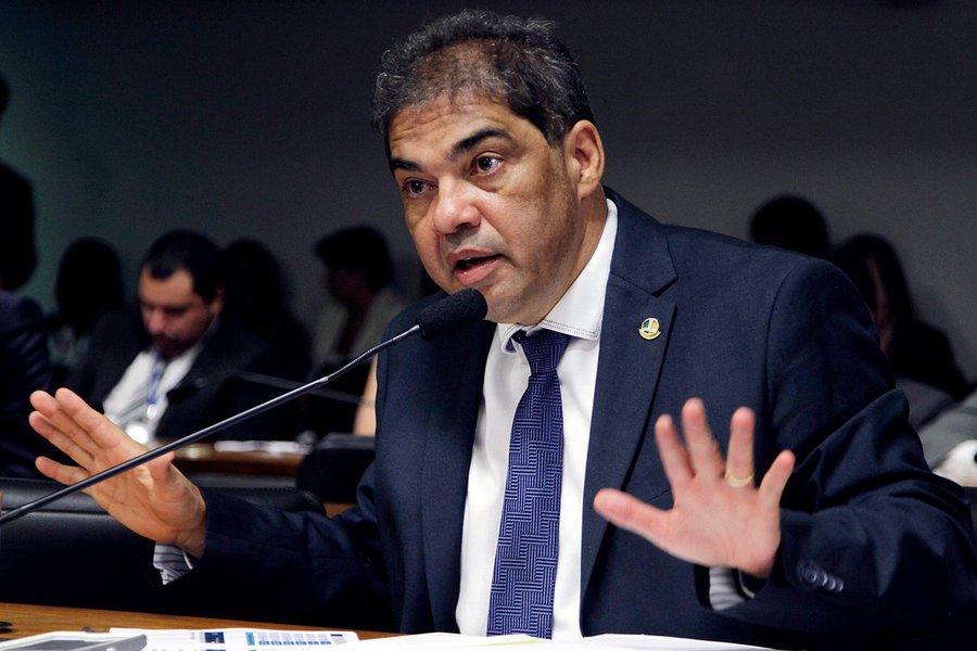 O que o diferencia o senador Hélio José, conhecido como Hélio Gambiarra, dos demais políticos é que, "na sua primariedade e total despreparo, consegue ser ainda pior do que seus semelhantes. É uma caricatura da velha política brasileira", descreve o jornalista Hélio Doyle, do Jornal de Brasília; para Doyle, o vídeo que mostra o parlamentar dizendo que a Secretaria do Patrimônio da União é dele e que se quiser coloca uma melancia para dirigi-la "só surpreendeu a quem não o conhece"