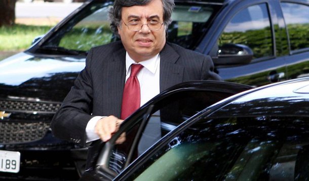 Segundo reportagem da Reuters, Murilo Portugal, ex-secretário do Ministério da Fazenda, aceitaria comandar a equipe econômica em um eventual governo de Temer se um convite for formalizado; Portugal foi secretário do Tesouro Nacional durante a implantação do Plano Real, e destacou-se por ajudar a colocar as contas públicas em ordem; também foi secretário-executivo da Fazenda em 2005, quando a pasta estava sob a batuta de Antonio Palocci