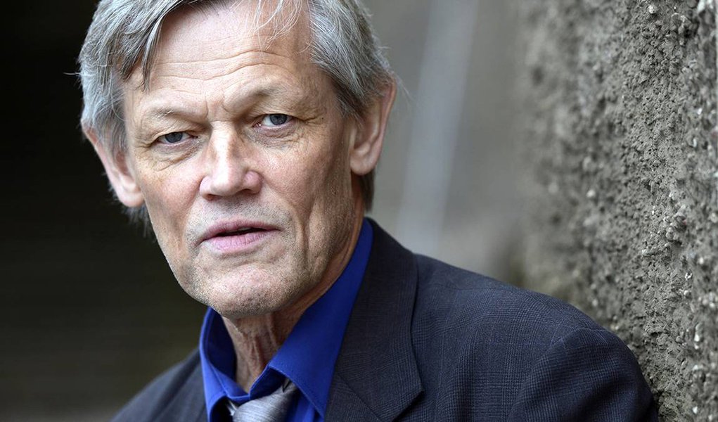 Um dos 16 integrantes da Suprema Corte da Suécia, juiz sueco Göran Lambertz afirma que "alguns atores do processo legal que se desenvolve no Brasil não são totalmente independentes em relação aos aspectos políticos"; "Porque trata-se de algo tão impensável na Suécia, que não consigo sequer imaginar que isso possa ocorrer. Valer-se de grampos e divulgar conversas telefônicas interceptadas, seja de que cidadão for, não é tarefa de um juiz", diz 