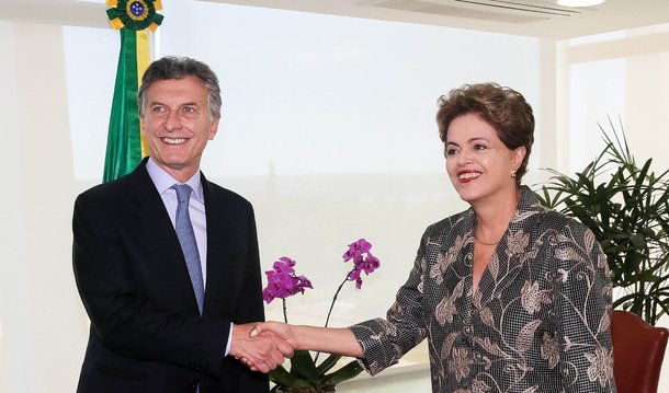 A presidente Dilma Rousseff convidou o presidente da Argentina, Mauricio Macri, a visitar novamente o Brasil, dessa vez como chefe de Estado; o convite foi oficializado por meio do ministro das Relações Exteriores, Mauro Vieira, durante encontro com a chanceler argentina Susana Malcorra
