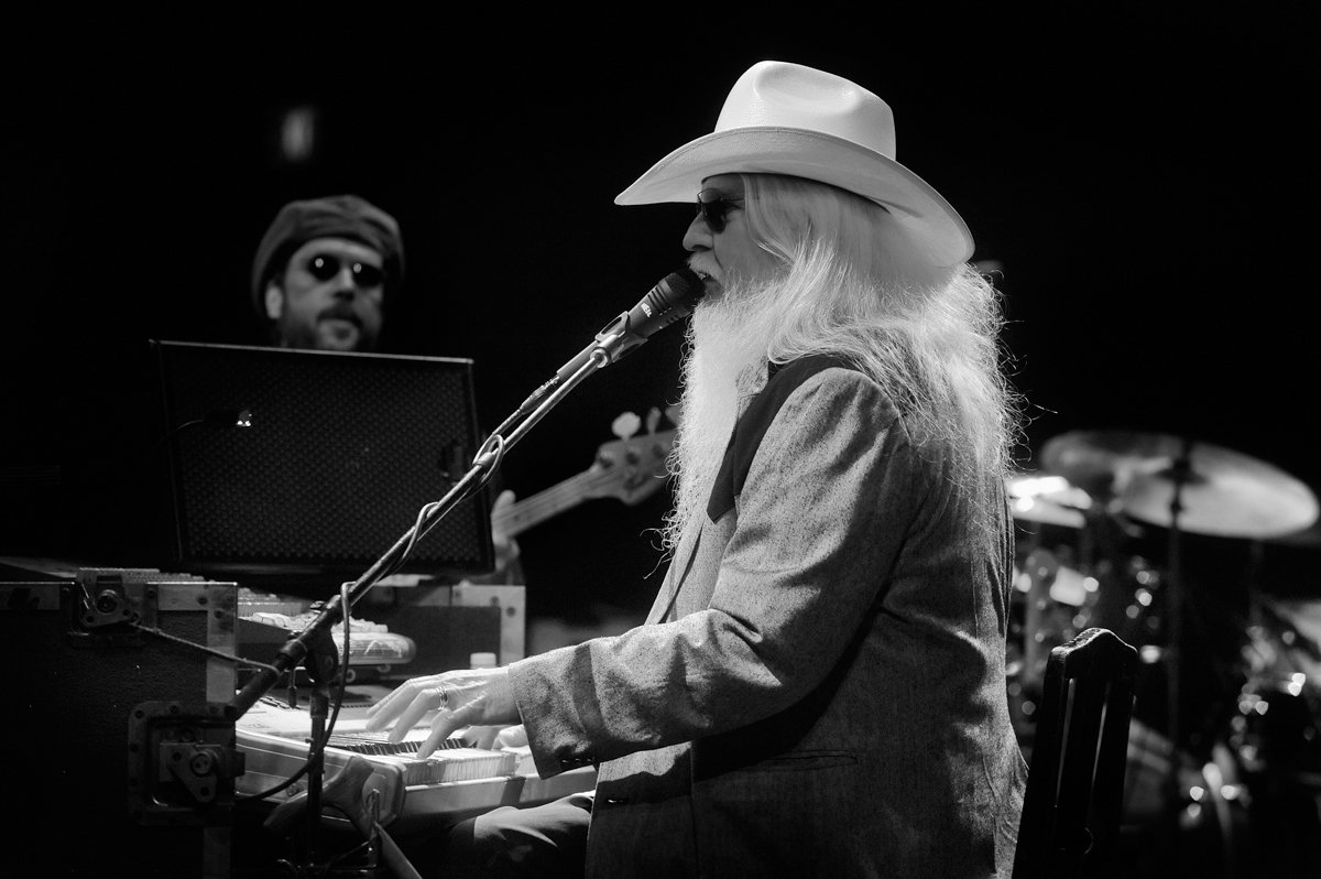 Conhecido pelas performances dinâmicas, Leon Russell, que entrou no Rock and Roll Hall of Fame em 2011, morreu quando dormia em Nashville, Tennessee
