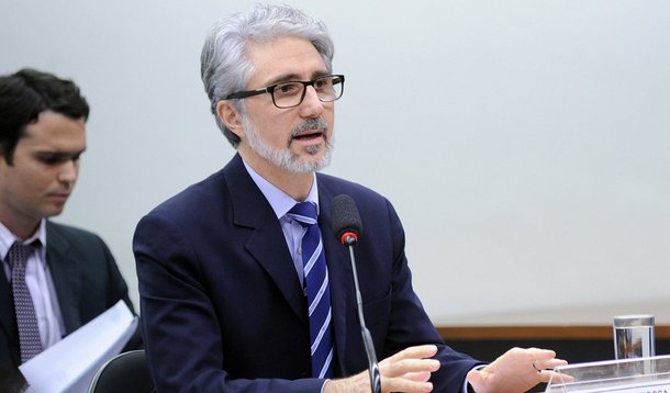 Em depoimento à CPI do BNDES, na Câmara, Demian Fiocca classificou de "injustos e equivocados" os comentários que associam o banco de fomento à corrupção; o ex-presidente do BNDES negou que tenha filiação partidária e garantiu que a política de financiamentos da instituição é "impessoal e republicana", também voltada para a geração de empregos no Brasil; Fiocca também negou que o x-presidente Luiz Inácio Lula da Silva tenha interferido na liberação de empréstimos entre os anos de 2006 e 2007