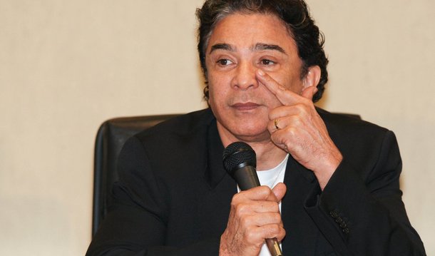 O delator da Operação Caixa de Pandora, Durval Barbosa, divulgou no Facebook, uma mensagem contestando as declarações do deputado Alberto Fraga (DEM-DF) sobre a suposta existência de vídeos com imagens do deputado Rogério Rosso (PSD-DF) recebendo dinheiro; aliado do deputado Eduardo Cunha (PMDB-RJ), o pessedista é candidato à presidência da Câmara; Durval disse que Fraga "mente descaradamente quando afirma uma versão dessa, enganando seus 155.000 eleitores"; a operação da PF desmantelou o 'mensalão do DEM'