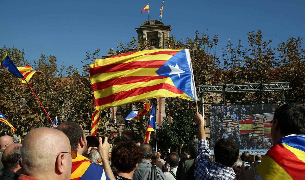 Plenário do Tribunal Constitucional espanhol suspendeu nesta quarta-feira, 11, o processo independentista na Catalunha, ao admitir, por unanimidade, a tramitação do recurso apresentado nesta manhã pelo governo contra a resolução do Parlamento catalão; resolução do Parlamento catalão (iniciativa dos partidos Junts pel Si e CUP) foi aprovada segunda-feira, 9, com os votos favoráveis desses dois partidos e contrários dos demais