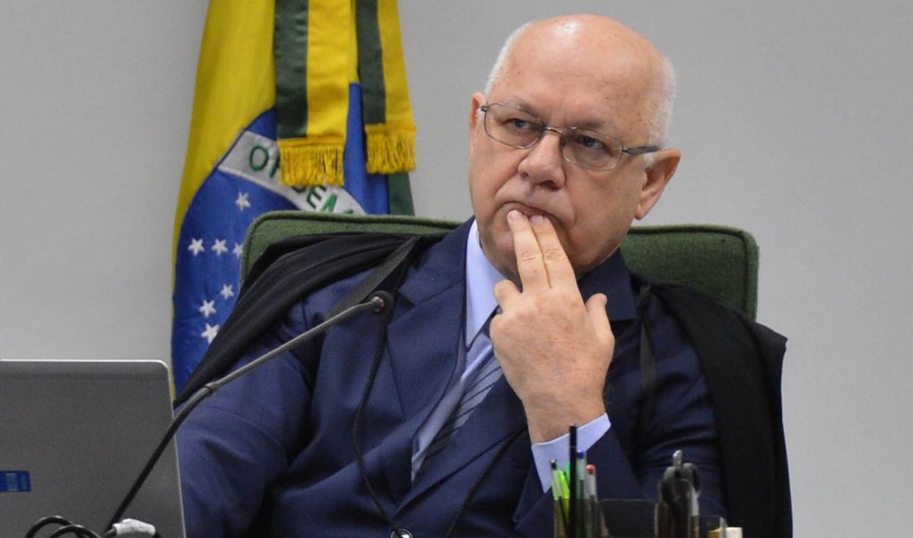 Relator da Operação Lava Jato no STF, o ministro declarou não ver impedimento para que ocorram depoimentos de delatores da investigação que citaram o presidente da Câmara, Eduardo Cunha, no processo que corre no Conselho de Ética; a posição foi manifestada em reunião nesta quarta-feira com o presidente do Conselho de Ética, José Carlos Araújo (PR-BA), e Marcos Rogério (DEM-RO), relator do processo; ontem, o advogado de Cunha pediu a impugnação de todas as testemunhas indicadas pelo relator do caso