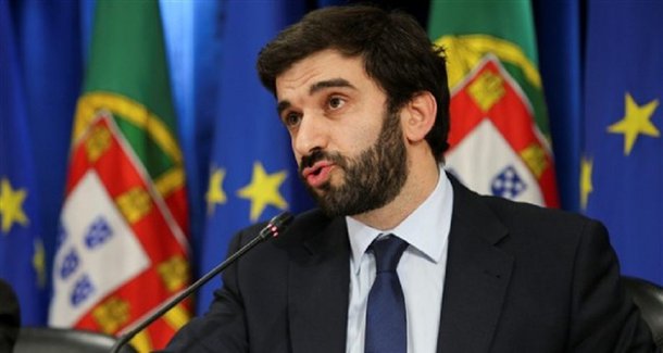 O ministro da Educação de Portugal, Tiago Brandão Rodrigues, foi assaltado na noite de sábado, enquanto caminhava por Ipanema; ele estava acompanhado da assessora de imprensa, quando foi abordado por dois homens que os ameaçaram com facas, exigindo que entregassem os celulares e dinheiro; após o roubo um dos bandidos foi imobilizado por populares que viram a ação