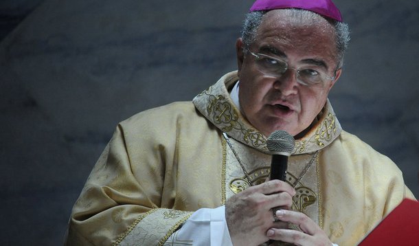 Bispos do Regional Leste 1 da Confederação Nacional dos Bispos do Brasil (CNBB) divulgaram uma carta aberta à população do estado do Rio de Janeiro sobre o sofrimento com a crise econômica local; a carta, assinada pelo cardeal-arcebispo do Rio, dom Orani Tempesta, informa que, “como pastores, não podemos deixar de nos sentir afetados pelas lágrimas que brotam de tantas situações precárias que atingem, entre outras, as áreas da saúde, educação, alimentação, segurança, moradia, emprego, não recebimento de salários e aposentadorias”; no documento, os bispos reconhecem "uma situação que não podemos deixar de denominar como catástrofe social"