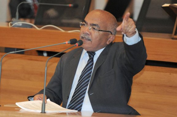 Em nota, deputado distrital Chico Vigilante critica o governo do DF; "A situação de insegurança pessoal com a qual trabalham ultimamente os policiais militares, responsáveis pela segurança da população do DF é inaceitável. Eu como deputado distrital e como cidadão quero chamar a atenção do governador Rodrigo Rollemberg para que tome as providências pelo fim deste absurdo que vem ocorrendo na capital da República"