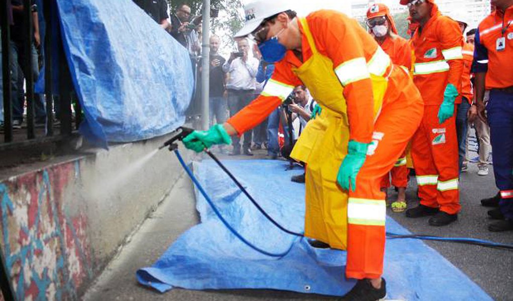 A expulsão do grafite das ruas de São Paulo é a tentativa de marginalização dessa atividade, de restringir a produção artística àquela organizado pelo poder econômico ou segundo uma racionalidade que estreita, hierarquiza e faz o pagamento da diversidade