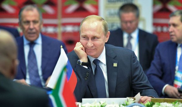 Em entrevista à agência Sputnik, o presidente russo diz que a "Índia é um parceiro estratégico da Rússia particularmente privilegiado" e fala sobre o bloco comercial, que se reunirá nesse fim de semana; "O BRICS é um dos elementos chave do mundo multipolar em formação", diz Putin; para ele, "este encontro é uma boa oportunidade para os líderes do 'quinteto' 'sincronizarem seus relógios' quanto às questões chave da agenda internacional. Estamos decididos a cooperar na área de combate ao terrorismo, luta contra tráfego de drogas e corrupção"