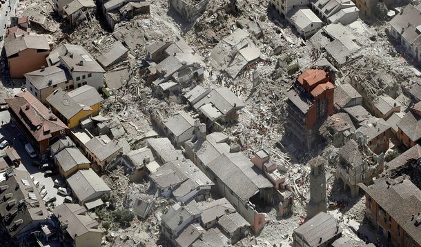 Das vítimas fatais do terremoto devastador que ocorreu nesta manhã no centro da Itália, 106 morreram em Accumoli e Amatrice e 53 em Arquata