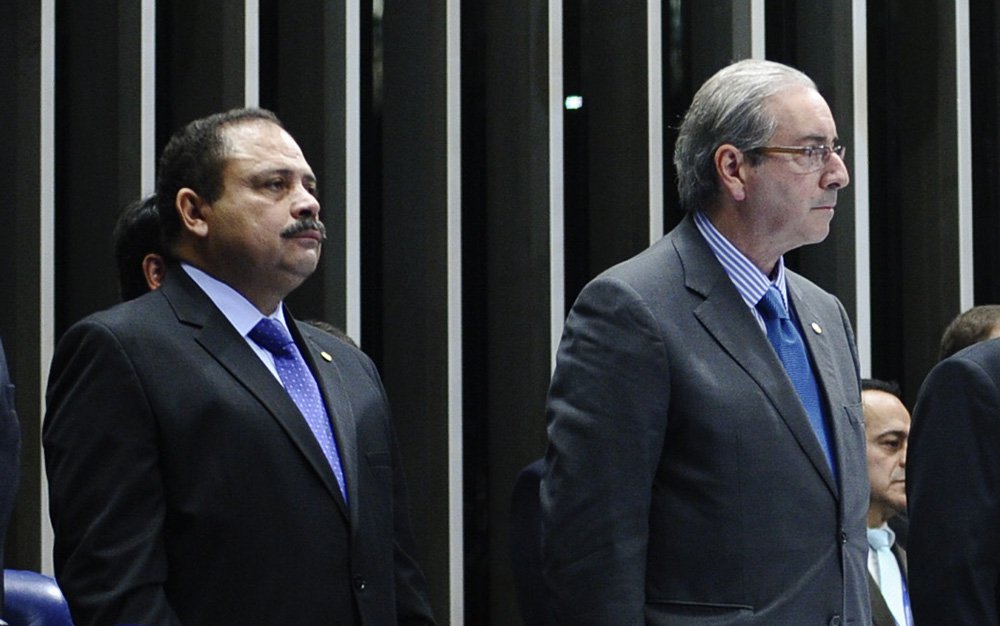 Para o jornalista Fernando Brito, Eduardo Cunha (PMDB) está por trás da decisão do presidente interino da Câmara, Waldir Maranhão (PP-MA), de anular a sessão de votação do impeachment na Casa; "Alguém, maquiavélico, pode dizer que Maranhão, aliado incondicional de Eduardo Cunha e autor de várias decisões que retardaram seu julgamento pela Comissão de Ética pode ter sido deixado de bóia salva-vidas pelo ardiloso ex-presidente da Câmara, justamente para o caso de o 'amigo' Temer ter resolvido deixa-lo afundar sozinho", afirmou