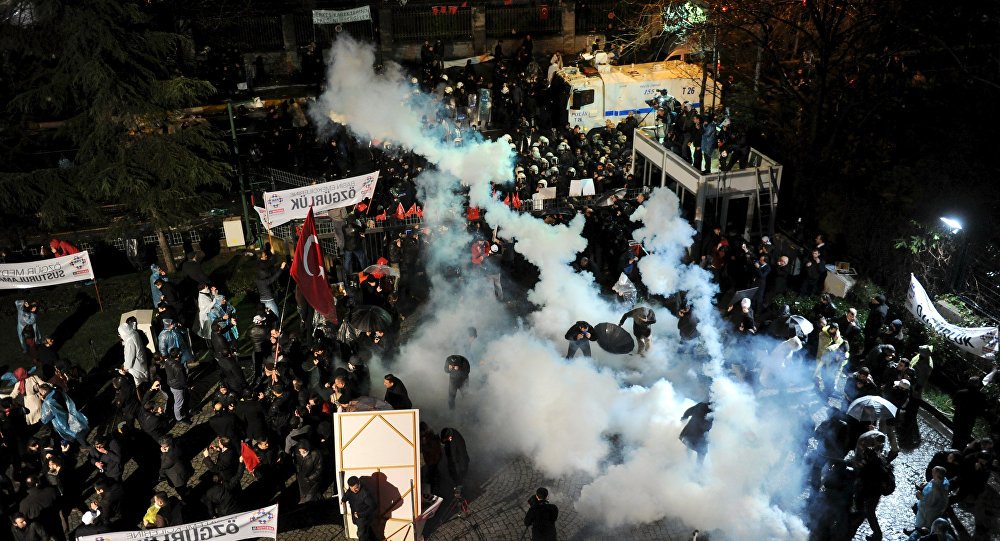 A polícia turca usou gás lacrimogêneo e canhões d'água neste sábado (5) contra uma multidão de manifestantes que exigiam a libertação de jornalistas e editores do jornal de oposição Cumhuriyet em Istambul; país caminha para se tornar uma ditadura cada vez mais repressiva