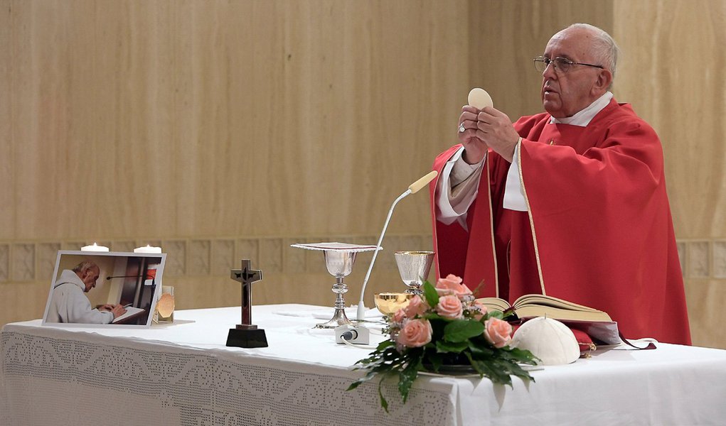 Papa Francisco disse nesta quarta-feira que o religioso francês assassinado a facadas por militantes islâmicos em seu altar em julho foi um mártir, e indicou que o padre Jacques Hamel já está a caminho da canonização; anúncio aconteceu durante uma missa para peregrinos de Rouen, área da França onde os dois agressores invadiram a igreja de Saint-Étienne-du-Rouvray, forçaram o padre de 85 anos a se ajoelhar e cortaram sua garganta enquanto diziam frases em árabe