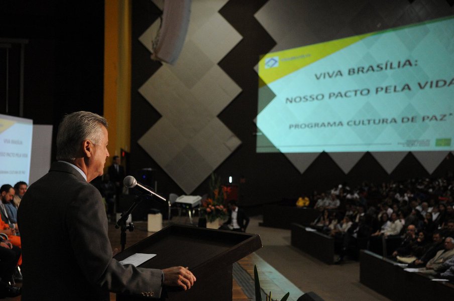 O governador de Brasília, Rodrigo Rollemberg, assinou decreto que cria o Conselho Distrital de Segurança Pública; a assinatura ocorreu durante o Fórum Preparatório para a Conferência Distrital de Segurança Pública, no Auditório Master do Centro de Convenções Ulysses Guimarães; na abertura do encontro, o chefe do Executivo também deu posse aos novos dirigentes — escolhidos por meio de votação popular em setembro — dos 37 conselhos comunitários de segurança (Consegs) do Distrito Federal; "Com as ações dos órgãos de segurança e o apoio da população, em breve poderemos falar que em Brasília temos uma cultura de paz"
 