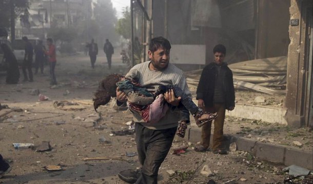 Bombas lançadas por possíveis aviões de guerra russos mataram pelo menos 12 crianças sírias em sala de aula em uma cidade tomada por rebeldes na província de Aleppo, relatou o Observatório Sírio para Direitos Humanos; ataque aéreo atingiu a cidade de Injara, a cerca de 15 quilômetros da cidade de Aleppo; um professor também morreu