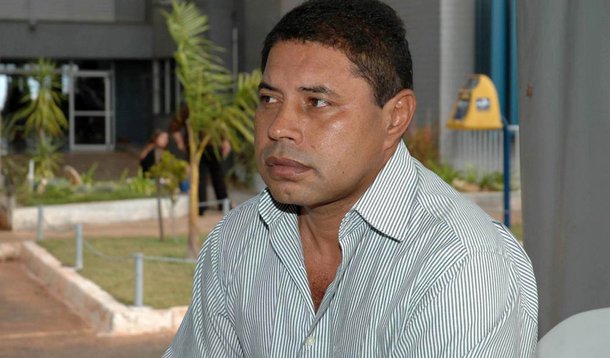 A juíza Nádia Vieira de Mello Ladosky, do Tribunal do Júri do Distrital Federal, expediu mandado de prisão contra o ex-deputado distrital Carlos Xavier, condenado por encomendar o assassinato de um adolescente de 16 anos, em 2004; o garoto era apontado de ser amante da então mulher de Xavier; o mandado tem data do dia 22 de setembro, e o ex-deputado é procurado pela polícia; o ex-parlamentar aparece no sistema do CNJ que reúne mandados de prisão de todo o País