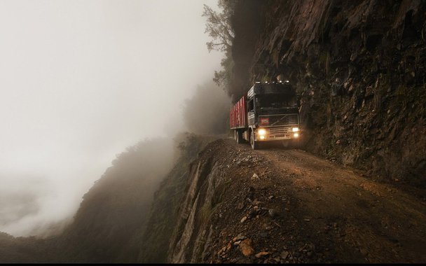  
Da Índia ao Colorado, da França à Bolívia: estas são imagens e vídeos de algumas das estradas mais perigosas – e bonitas – do mundo. Para motoristas de sangue frio.