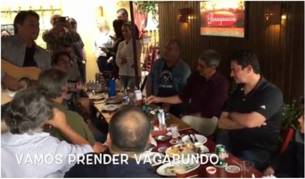 Juiz Sérgio Moro participa de um vídeo em que é cantada, em um restaurante, a música "Vamos prender vagabundo", em apoio à Lava Jato; o magistrado, que está ao lado do cantor Fagner nas imagens, aplaude a canção que fala em “enjaular” e “enquadrar” todo mundo; assista