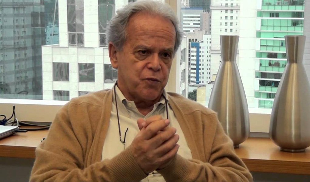 Economista Luiz Carlos Mendonça de Barros aposta que o governo Michel Temer vá se beneficiar da recuperação cíclica da economia; “se Temer fizer uma gestão bem feita dessa retomada, a economia poderá crescer mais do que a maior parte dos analistas imagina”, diz o ex-presidente do BNDES; ele alerta, porém, que medidas "heroicas" na área fiscal, por exemplo, podem abortar a retomada