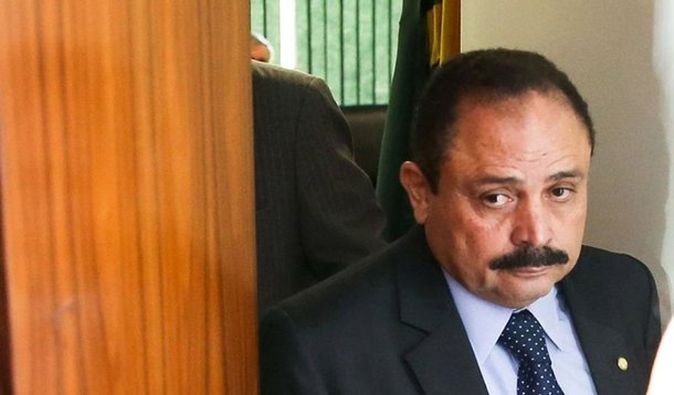 No comando da Câmara nesta semana, o vice-presidente da Casa, Waldir Maranhão (PP-MA), tem o desafio de tentar retomar o debate e votação do projeto que altera a Lei de Repatriação; o presidente Rodrigo Maia (DEM-RJ) disse que não "se desgastaria" mais com o assunto, mas deixou aberta a possibilidade de o presidente em exercício retomar o tema a partir de novo acordo, que ainda não foi costurado apesar do esforço de alguns partidos da base aliada