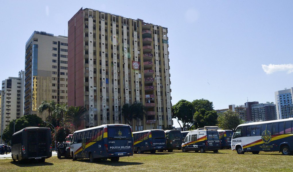 A Polícia Militar (PM) retomou as negociações para a desocupação do antigo Torre Palace Hotel, localizado na região central de Brasília; o chefe da Comunicação Social da PM, coronel Antônio Carlos, contou que as negociações não avançaram pois ainda há duas crianças no prédio que, segundo ele, estão sendo submetidas a "tratamento cruel" por parte dos pais, que não atendem à solicitação para descer; "Pelo contrário, ameaçam as crianças se a PM invadir o prédio. Por isso, ontem, não tomamos uma medida mais enérgica", disse
