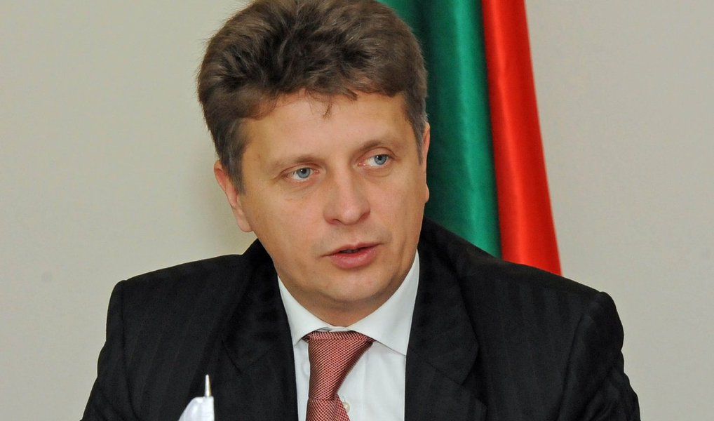 O ministro dos Transportes da Rússia, Maxim Sokolov, disse que são falsas as informações de que o avião russo que caiu hoje (31) no Egito, provocando 224 mortes, foi alvo de atentado terrorista; "Em alguns meios de comunicação, surgiram informações sobre o avião de passageiros russo, que voava de Sharm el-Sheik para São Petersburgo, ter sido atingido por um míssil lançado por terroristas. Esta informação não pode ser considerada verdadeira", afirmou Sokolov