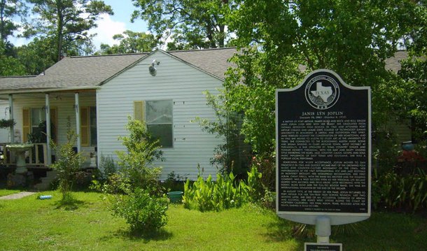 Casa modesta de Port Arthur, cidade do Estado norte-americano do Texas, onde a lenda do rock Janis Joplin cresceu nos anos 1950 foi posta à venda pelo preço de US$ 500 mil; valor estimado da propriedade de 121 metros quadrados, que tem uma pequena varanda frontal, é cerca de dez vezes maior do que o de outras casas na área