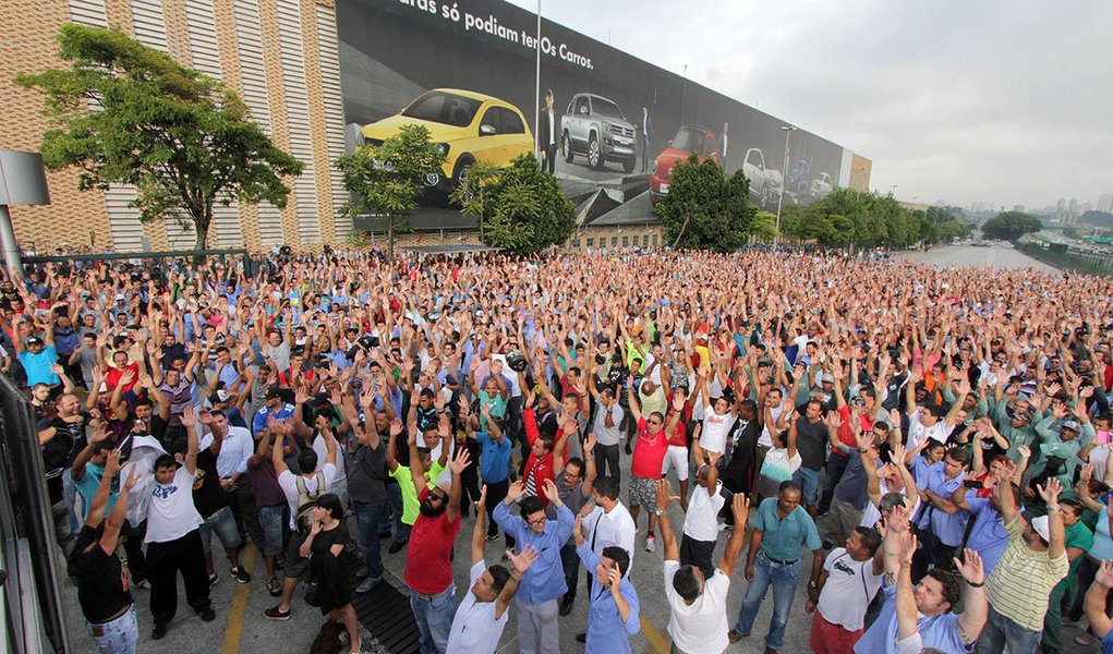 Metalúrgicos da Volkswagen em São Bernardo do Campo (SP) aprovaram a adesão ao Programa de Proteção ao Emprego (PPE) do governo federal que prevê a redução de salários e da jornada de trabalho de maneira a manter o nível de emprego; unidade industrial da montadora emprega cerca de 12 trabalhadores; funcionários aceitaram redução de jornada de trabalho em 20% por um período de seis meses, prorrogáveis por mais seis, além do corte de 10% nos salários