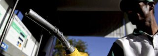 A Petrobras não descarta promover um novo reajuste dos combustíveis ainda este ano, caso o dólar continue subindo; nesta quarta-feira, a estatal anunciou um aumento de 6% para a gasolina e de 4% para o óleo diesel; reajustes visam equilibrar as finanças da Petrobras e permitir a continuidade dos investimentos previstos pela companhia