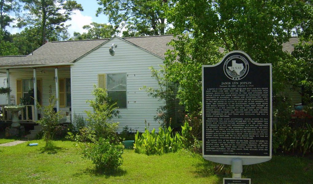 Casa modesta de Port Arthur, cidade do Estado norte-americano do Texas, onde a lenda do rock Janis Joplin cresceu nos anos 1950 foi posta à venda pelo preço de US$ 500 mil; valor estimado da propriedade de 121 metros quadrados, que tem uma pequena varanda frontal, é cerca de dez vezes maior do que o de outras casas na área
