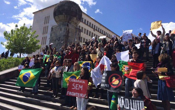 A data comemorativa em alusão à Revolução dos Cravos, com desfile na Avenida da Liberdade, em Lisboa, contará com a participação de cerca de cem brasileiros que realizarão um a favor da presidenta Dilma Rousseff e da democracia; segundo um dos coordenadores da manifestação, Igor D'Angelis, a Frente Democrática Brasileira de Lisboa, organizada pelo coletivo Andorinha, lançou um manifesto em que afirma ser um grupo suprapartidário, formado por brasileiros e estrangeiros em defesa da democracia; "Junto com a Casa do Brasil, organizamos uma marcha pela democracia e vamos descer hoje [a Avenida da Liberdade] junto com o desfile da Revolução dos Cravos. A gente quer que ela [Dilma] fique no poder", disse 