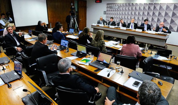 Sessão da Comissão Especial do Impeachment no Senado, que traz nesta quarta-feira a leitura do parecer do relator Antonio Anastasia (PSDB-MG), começou com atraso de uma hora; senadora Gleisi Hoffmann (PT-PR) questionou o fato de ontem, durante a exposição de especialistas contrários ao impeachment, Anastasia ter se ausentado para escrever seu voto; discussão do relatório será feita nesta quinta, quando o advogado-geral da União, José Eduardo Cardozo, irá contrapor as conclusões do relator; como já se sabe, Anastasia defenderá o afastamento de Dilma